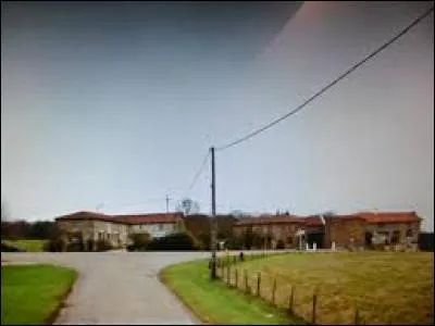 Nous arrivons à Sommancourt. Petit village de 63 habitants, dans l'arrondissement de Saint-Dizier, il se situe dans le département ...