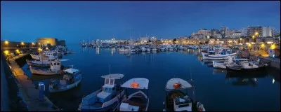 Dans quel pays se situe le port d'Héraklion (Ἡράκλειον / Hêrákleion) ?