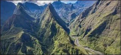 Les « cirques montagneux et remparts de l'île de La Réunion » désignent un « bien naturel » de l'île et offrent un spectacle grandiose. Au nombre de trois, il sont Cilaos, Salazie et :