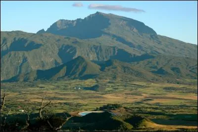 Point culminant de l'île de La Réunion, à 3 070,50 mètres d'altitude. Il est parfois considéré comme le point culminant de l'océan Indien, il porte le nom de :