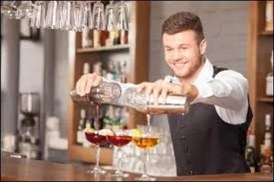 Quand le barman m'a servi, j'ai remarqu&eacute; qu'il portait un n�ud...