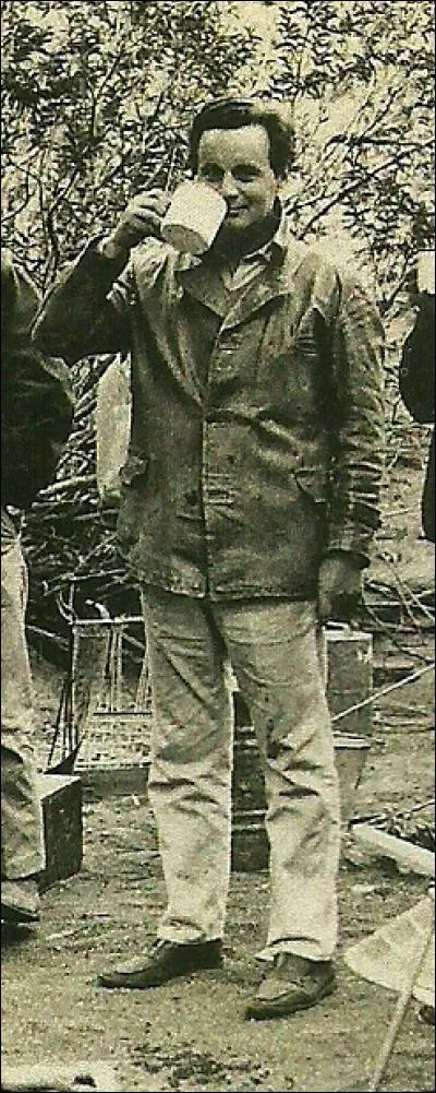 José Bonaparte est un célèbre paléontologue argentin, qui participa à l'étude de nombreux dinosaures, comme Giganotosaurus. Il en découvrit également beaucoup. Combien ?