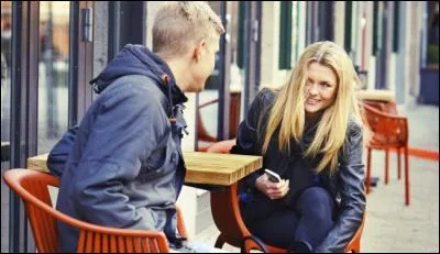 Quand tu vois un homme (ou femme) qui te plaît, si tu veux avoir plus d'informations sur lui, que fais-tu ?