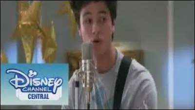 Quelle chanson chante Simón à la fête d'Ámbar ?