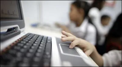 Un élève visite ses réseaux sociaux en salle informatique, que fais-tu ?