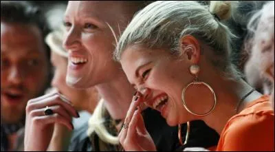 Deux élève ricanent en même temps que tu fais le cours...