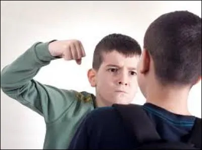 Un élève en frappe un autre, quelle est ta réaction ?