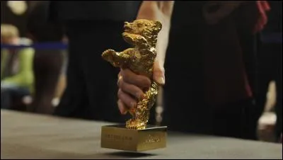 Dans quelle ville, le festival de cinéma décerne-t-il un ours d'Or ?