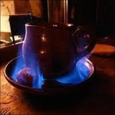 Boisson de luxe des jours de fête. C'est, d'abord, un café froid, réchauffé et flambé au cognac.