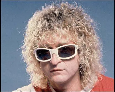 En 1972, Michel Polnareff nous chantait : 
" Je suis ...
Posée sur ma bouche"