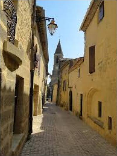 Nous commençons notre balade dans les rues de Castillon-du-Gard. Nous sommes dans le Languedoc-Roussillon, dans le département ...