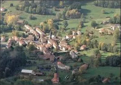 Nous passons au-dessus de Grandrif. Village auvergnat, dans l'arrondissement d'Ambert, il se situe dans le département ...