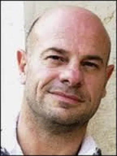 C'était le leader du groupe Trust resté célèbre pour ses titres ''Antisocial'' et ''Bosser huit heures'' .