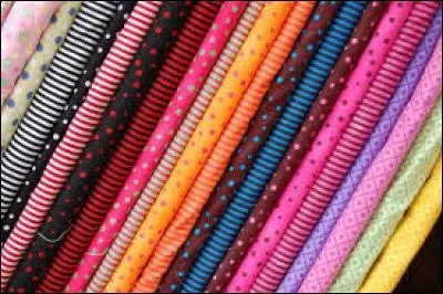 Complétez : À Charlotte, mesdames, vous devrez être couverte d'au moins (...) de tissu.