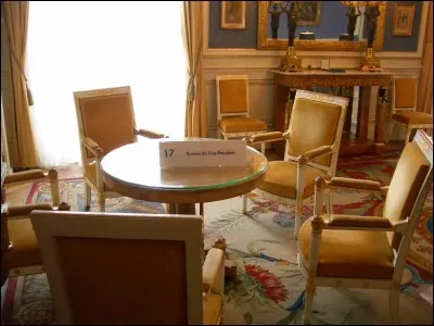 De combien de pièces est constitué le palais de l'Élysée ?