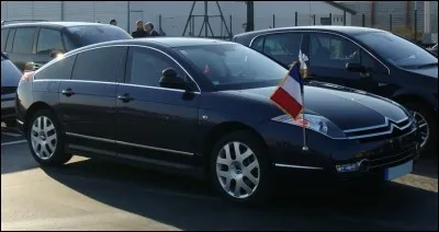 De combien de véhicules le parc automobile du palais de l'Élysée est-il constitué, en 2015 ?