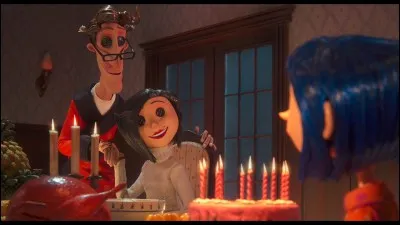 Quelles sont les particularités du monde dans lequel pénètre Coraline ?