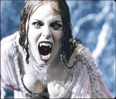 Elle est plus jolie que la 2 et mord dans ...