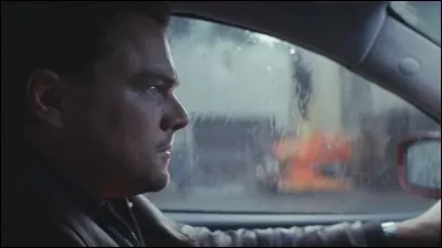 De quelle couleur est la voiture que conduit Cobb dans le premier niveau de rêve  ?