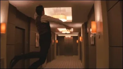 À quel étage de l'hôtel se trouve Arthur au moment où le rêve se retrouve sans pesanteur ?