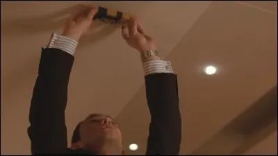 Quelle chambre se trouve juste en dessous de la chambre 528 ?