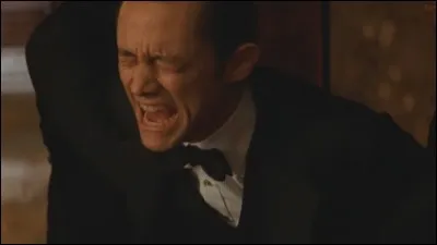 Lors de l'extraction faite sur Saïto, dans quelle jambe d'Arthur Mall tire-t-elle une balle dans le but de le faire souffrir ?