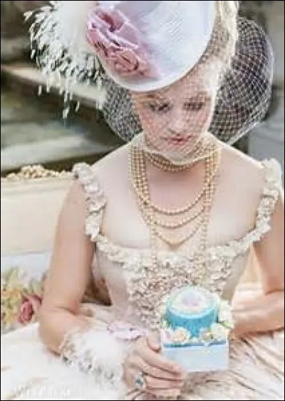 À quel âge est-elle mariée à Louis-Auguste de Bourbon, dauphin de France, futur Louis XVI?