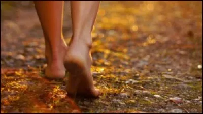 Marcher pieds nus a la cote, comment appelle-t-on cette pratique en anglais ?