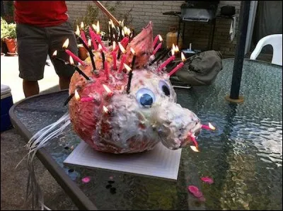 À qui cette tête semble-t-elle appartenir ?