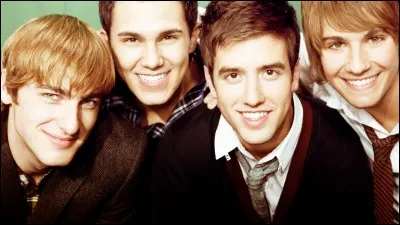 Quel membre du groupe est grand et blond ?