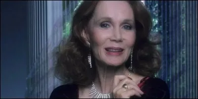 Comment se nomme le chien de Mona ?