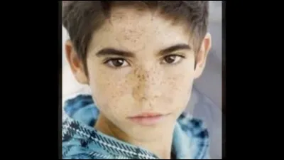 Comment se nomme ce jeune garçon qui adore charmer les filles avec ses taches de rousseurs ?