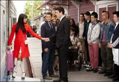 Pourquoi Finn laisse-t-il Rachel à la gare pour qu'elle parte à New York ?