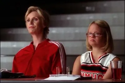 Qui a intégré le Glee club pour espionner son copain, mais aussi rapporter tout ce qu'ils faisaient à Sue Silvester ?