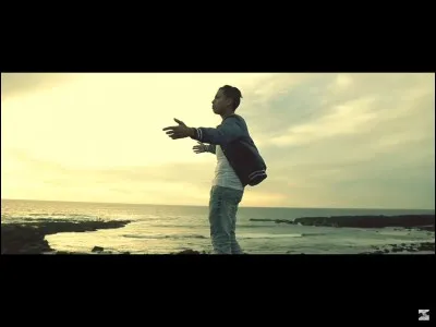 Lequel des deux frères (Oussema et Riane) a des fossettes quand il sourit ?