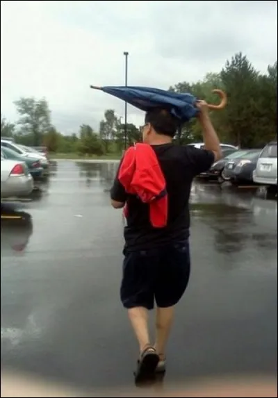 Que porte cet homme sur sa tête ?