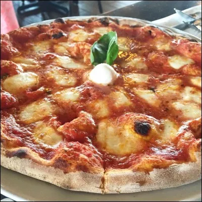 Comment s'appelle le pizza&iuml;olo chez qui va tout le temps Garfield ?