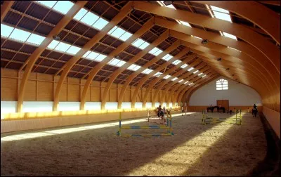 Où fait-on travailler (quand il pleut) son cheval ?