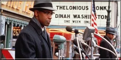 Quand sa maison est incendiée, cet activiste noir très connu a la très bonne idée d'appeler le 911 ! Sauf que... le célèbre numéro d'appel d'urgence américain n'a été créé qu'en 1968, soit trois ans après son assassinat ! 
C'est dans :