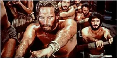 Pour avoir soi-disant voulu tuer un gouverneur romain, le héros de ce péplum est condamné aux galères. Sauf que cette condamnation n'existait pas sous l'Antiquité ! 
Qui est le malchanceux héros de ce long-métrage ?