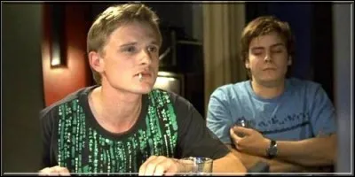 Le copain du héros, un bidouilleur d'images vidéos, porte un t-shirt « Matrix », sorti en 1999. Or, nous sommes en 1990, puisque le film raconte le quotidien d'un jeune garçon qui cache à sa mère la chute du mur de Berlin. 
Ce maillot anachronique se trouve dans :