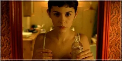 Dans ce film, la jeune et malicieuse héroïne assiste à la télé à la mort de la princesse Diana, qui a eu lieu le 31 août 1997. Plus tard, elle enregistre le Tour de France, qui a, normalement, toujours lieu en juillet... 
C'est dans :