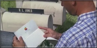 Le héros un peu benêt de cette histoire reçoit une lettre de la compagnie Apple Computer pendant l'année 1975. Or, la compagnie n'avait pas encore été créée cette année-là. 
C'est dans le film  :