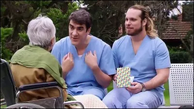 Dans les premiers épisodes, Tino et Carlos (Cato) se trompaient sans cesse sur le nom de famille de Sharon. Comment l'ont-ils appelée ?