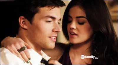 Aria et Ezra travaille ensemble pour :