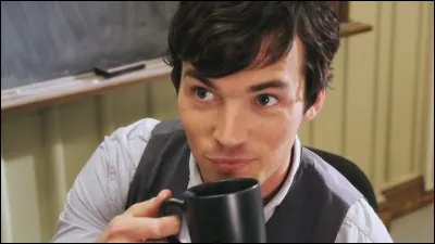 Quel cours Ezra enseigne-t-il ?