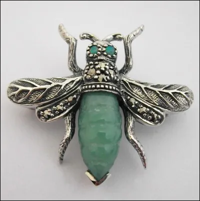 Au buste et ailes d'argent, au corps de jade, d'opale et de marcassite voilà une mouche que vous ne repousserez pas d'un geste agacé de la main ! Mais qu'appelle-t-on marcassite ?