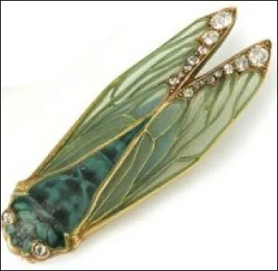 Pour entendre chanter la belle saison tout au long de l'année, ornez votre décolleté de ce bel insecte aux ailes finement travaillées et translucides rehaussées de l'éclat adamantin.