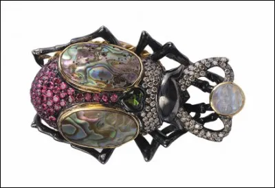 Un peu lourd dans sa conception artistique de pierres précieuses et d'émaux, mais à l'image de son vol.