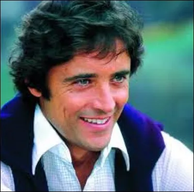 En 1959, Sacha Distel interprète une chanson où il parle de pommes, de scoubidous et de....